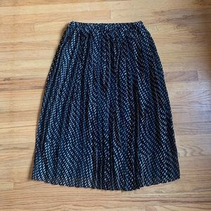 DONATING SOON❗️ UNIQLO Pleated Skirt | Black | Lg
